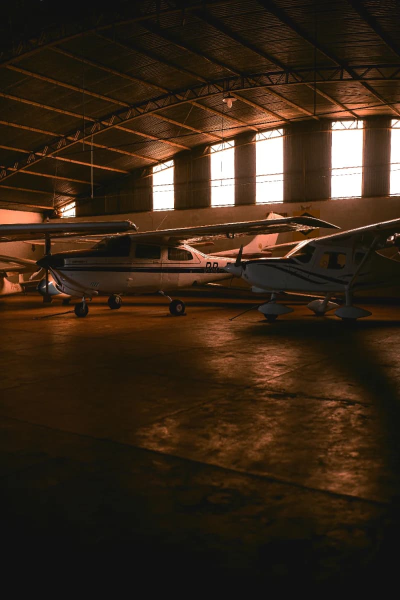 Aeronave abrigada em um hangar