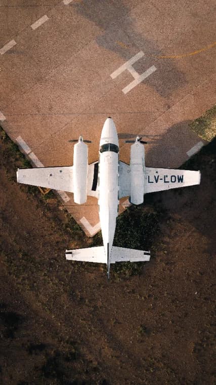 Aeronave vista de cima em um pátio, próxima à marcação de heliponto